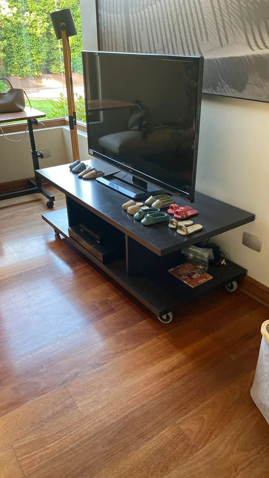 Mueble negro, Televisor - Image 1