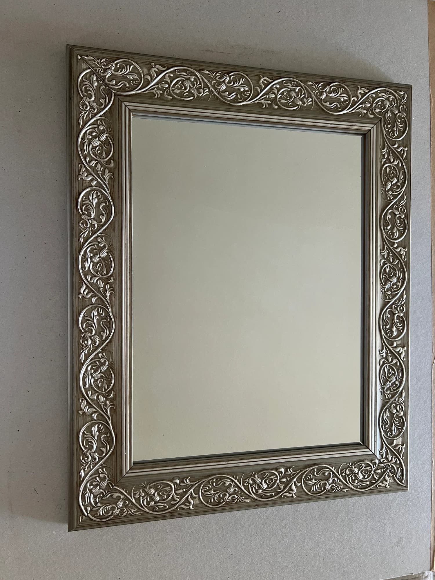 Espejo decorativo con marco trabajado – 53 x 43 cm